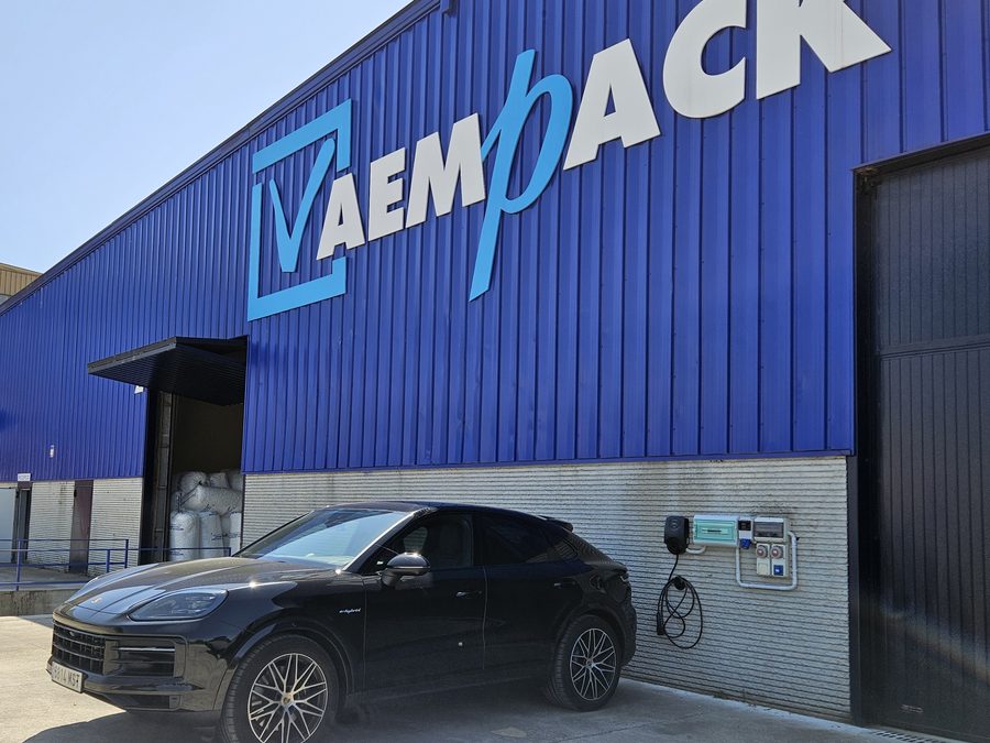 Fachada de nave logística con punto de recarga