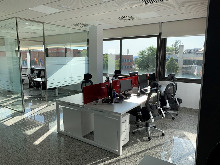 Oficina acristalada con puestos de trabajo