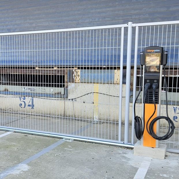 Puntos de recarga para vehículo eléctrico instalados en una nave
